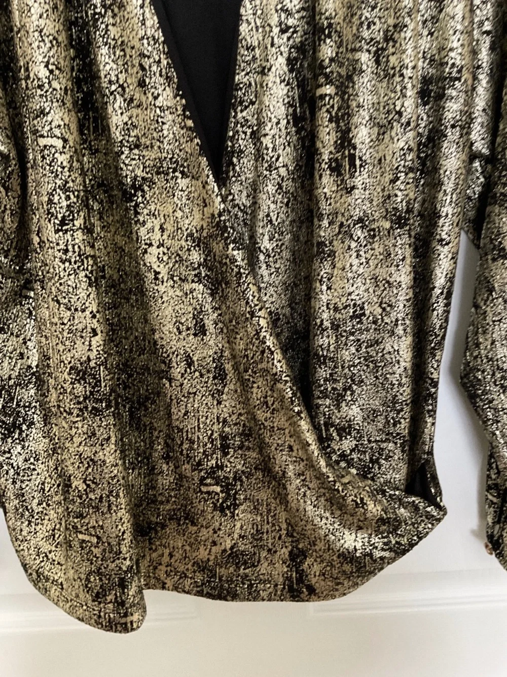 DONNA KARAN Lovely black & gold long sleeve top.  SIZE LARGE.  MAKE A STATEMENT! - Picture 3 of 11